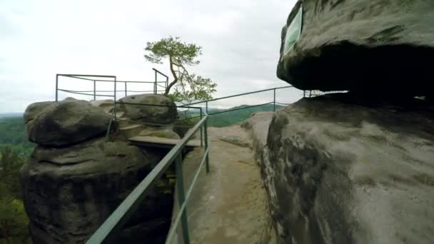 Camminando fino alla cima della roccia con belvedere . — Video Stock