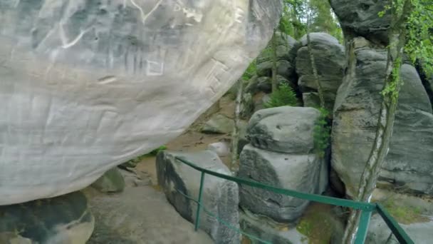 Promenade dans le couloir entre de grands rochers de sable .