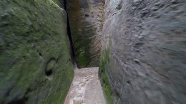 Walk in narrow path in sand rocks corridor like in labyrinth. — Stock Video