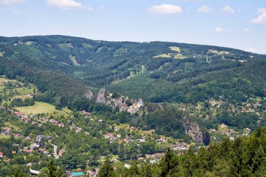 Harabe Jizera Nehri yakınında kayaya inşa Vranov kale. Köyü Mala Skala korumalı alan bohem Paradise (Cesky Raj). Liberec Region, Çek Cumhuriyeti, Orta Avrupa