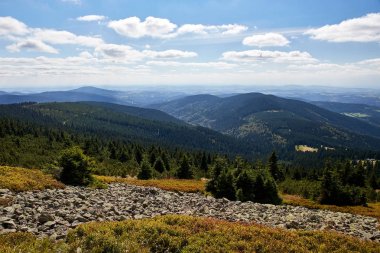 Milli Parkı Krkonose Rokytnice nad yakınındaki dağlarda görünümünden Jizerou. Park Bohemia Hradec Kralove ve Liberec bölgelerde kuzeydoğusunda yer almaktadır. Çek Cumhuriyeti. Orta Avrupa.