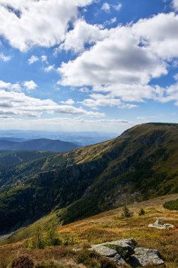 Milli Parkı Krkonose Rokytnice nad yakınındaki dağlarda görünümünden Jizerou. Park Bohemia Hradec Kralove ve Liberec bölgelerde kuzeydoğusunda yer almaktadır. Çek Cumhuriyeti. Orta Avrupa.