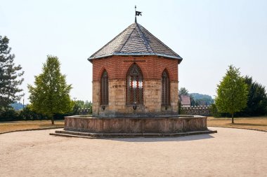 Çek Cumhuriyeti, Sychrov - 9 Ağustos 2015: Çeşme Neo Gotik castle Sychrov yakınındaki. Kale (chateau) pembe cephe ve güzel park İngiliz tarzı ile. Liberec Region, bohem cennet, Europe