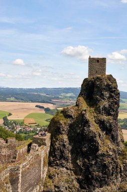 Çek Cumhuriyeti, Trosky - 4 Ağustos 2016: Harabe Gotik Ortaçağ kalesinin Trosky Milli Parkı Cesky Raj (bohem cennet) içinde. Kuleye bakış Panna (bakire) denir. Liberec Region, Europe.