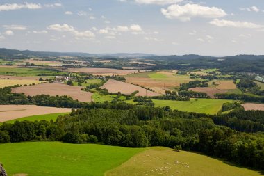 Harabe Gotik Ortaçağ kalesinin Trosky yataydan görünümünü. Liberec Region, Çek Cumhuriyeti. Orta Avrupa.