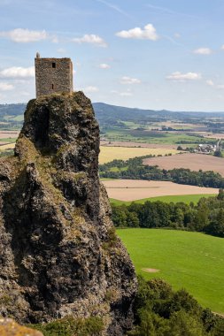 Çek Cumhuriyeti, Trosky - 4 Ağustos 2016: Harabe Gotik Ortaçağ kalesinin Trosky Milli Parkı Cesky Raj (bohem cennet) içinde. Kuleye bakış Panna (bakire) denir. Liberec Region, Europe.