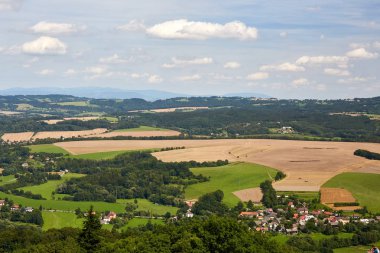 Harabe Gotik Ortaçağ kalesinin Trosky yataydan görünümünü. Liberec Region, Çek Cumhuriyeti. Orta Avrupa.