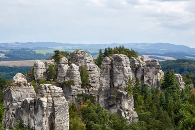 Korumalı alan bohem Paradise (Cesky Raj), Liberec Region, Çek Cumhuriyeti, Europe Valdstejn Gotik kalede harabe yakınındaki kumtaşı taşlarla yatay görünümünü