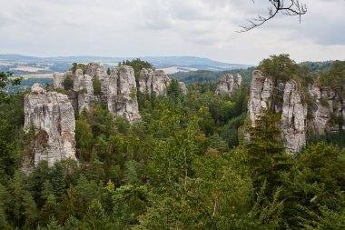 Korumalı alan bohem Paradise (Cesky Raj), Liberec Region, Çek Cumhuriyeti, Europe Valdstejn Gotik kalede harabe yakınındaki kumtaşı taşlarla yatay görünümünü