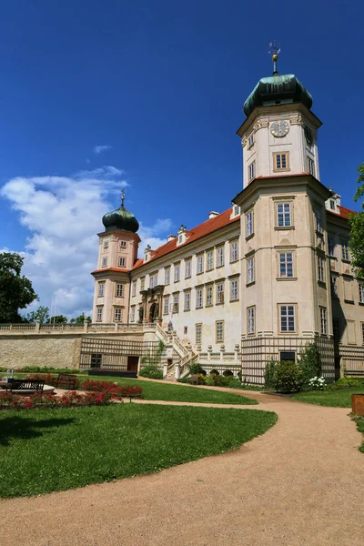 Τσεχία Mnisek Pod Brdy Ιουλίου 2014 Μπαρόκ Κάστρο Στην Πόλη — Φωτογραφία Αρχείου