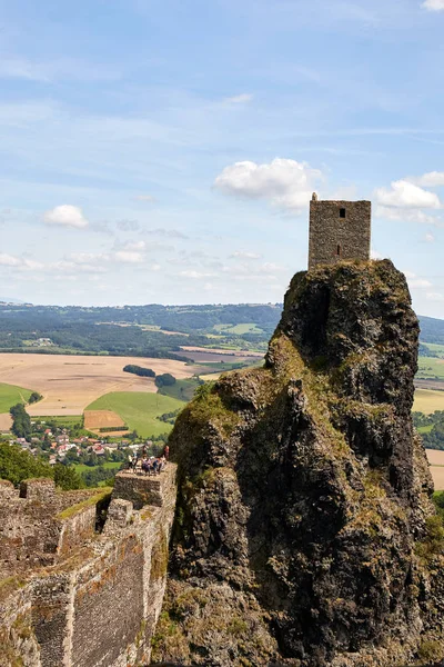 Çek Cumhuriyeti, Trosky - 4 Ağustos 2016: Harabe Gotik Ortaçağ kalesinin Trosky Milli Parkı Cesky Raj (bohem cennet) içinde. Kuleye bakış Panna (bakire) denir. Liberec Region, Europe.