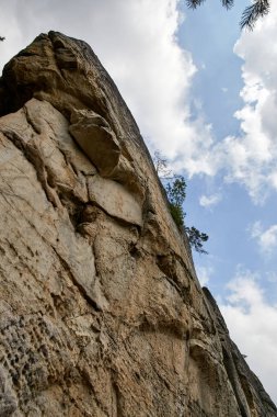 Kumtaşı kaya oluşumuna karşı korumalı alan bohem Paradise (Cesky Raj), Liberec Region, Çek Cumhuriyeti, Europe Hruba Skala Rönesans castle civarındaki gökyüzünde yüzen bulutlar ile mavi gökyüzü