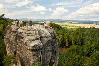 Korumalı alan bohem Paradise (Cesky Raj), Liberec Region, Çek Cumhuriyeti, Europe Hruba Skala Rönesans castle civarındaki kumtaşı taşlarla yatay görünümünü