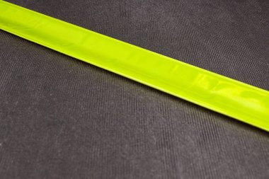 Koyu arka plan parlak yansıtıcı kasette. Yansıtıcı tokat el grubu.