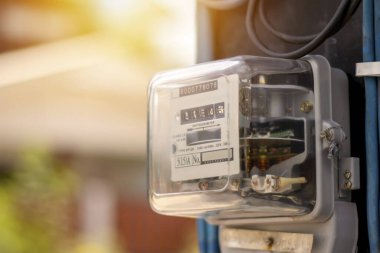 Bulanık yeşil arka planlar, elektrik kullanım kavramları ve elektrik kullanım denetimleri de dahil olmak üzere ev elektrikli aletleri için elektrik sayaçları.