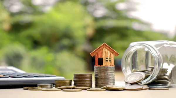 Huset Modell Ett Mynt Har Miniräknare För Att Spara Pengar — Stockfoto