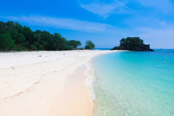 Plage de sable blanc par une journée ensoleillée de Koh Lipe de la mer d'Andaman . — Photo