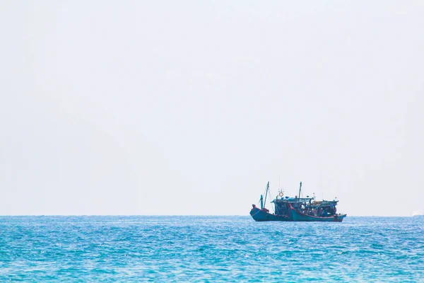 Un barco de pesca flota en Ko Lipe, Tailandia en un día con b clara — Foto de Stock