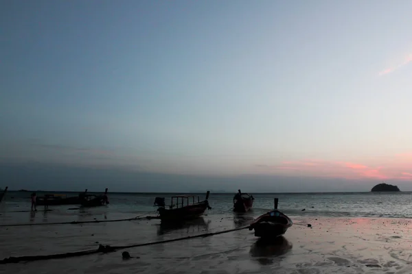 Morning time at Koh Lipe Fishing boat moored while the sun was r — Stock Photo, Image