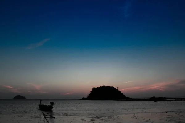 Утреннее время на Ко Липе (Koh Lipe) Рыбацкая лодка пришвартовалась, пока солнце было светло — стоковое фото