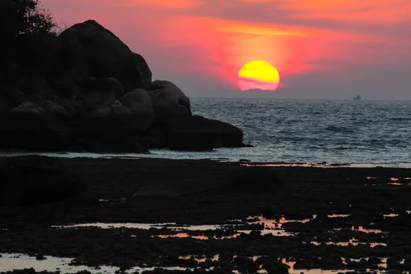 Sabah vakti Koh Lipe balıkçı teknesinde güneş doğarken demir atmış.