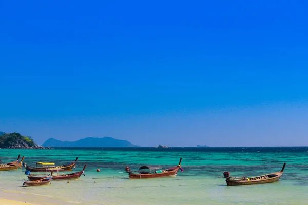 Un peschereccio galleggia su Ko Lipe, Thailandia in una giornata con chiara b — Foto Stock