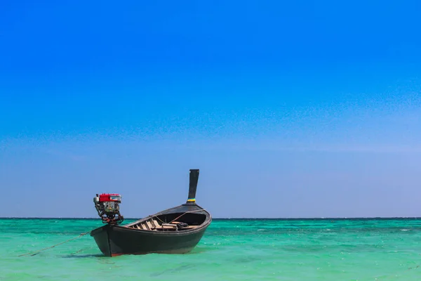 Un peschereccio galleggia su Ko Lipe, Thailandia in una giornata con chiara b — Foto Stock