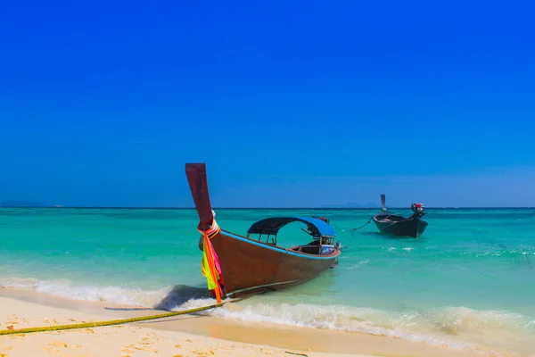 Un peschereccio galleggia su Ko Lipe, Thailandia in una giornata con chiara b — Foto Stock