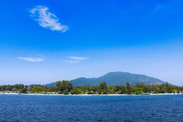 Witte zandstrand op een zonnige dag van Koh Lipe van de Andaman Zee. — Stockfoto