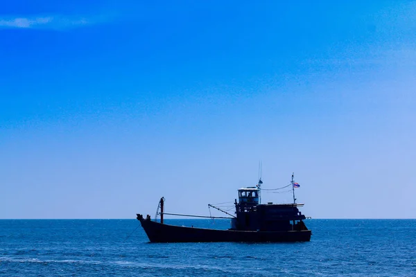 Un barco de pesca flota en Ko Lipe, Tailandia en un día con b clara — Foto de Stock