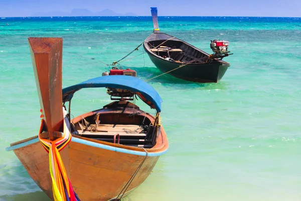 Un peschereccio galleggia su Ko Lipe, Thailandia in una giornata con chiara b — Foto Stock