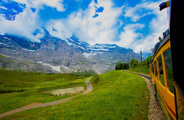 Alpy Szwajcarskie Przejeżdżają Obok Stacji Górskich Wiosek Aby Podróżować Popularnych — Zdjęcie stockowe
