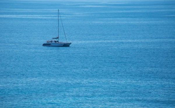 Γιοτ Επιπλέει Ελεύθερα Στη Μέση Της Γαλάζιας Θάλασσας Χαλαρωτικές Και — Φωτογραφία Αρχείου