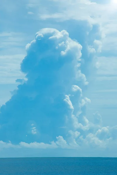 White Clouds Blue Sky Beautiful Blue Sea Give Feeling Stillness — Stock Photo, Image