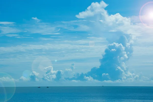 Mavi gökyüzü ve güzel mavi deniz ile beyaz bulutlar bir cennet gibi durgunluk hissi verir..