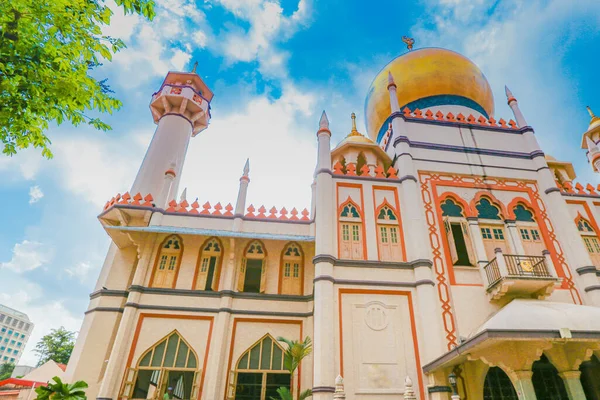 Sultan Mosque in Singapore Muslim religious center, located in the Indian Town area, which is a community center and trade market.