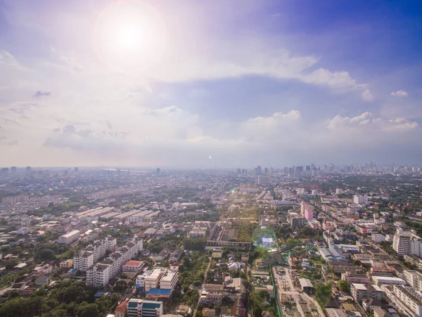 Şehir merkezinin iş merkezindeki kentsel Bangkok silueti ofis binaları, apartmanlar, alışveriş merkezleri, evler Asya 'nın en büyük kentlerinden biridir..