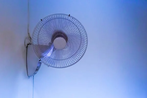 Настенный Вентилятор Вращающейся Мощностью Двигателя Висит Доме Охлаждения — стоковое фото