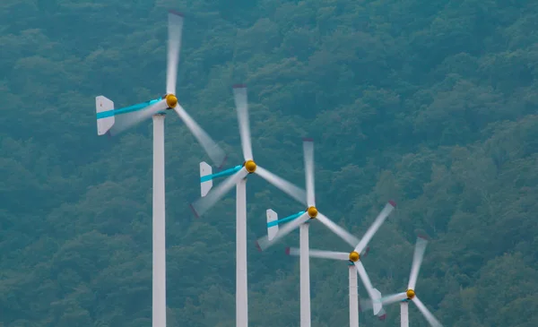 風力発電所は高い山で電力を生産している 環境に優しいグリーンエネルギー技術の開発のために — ストック写真