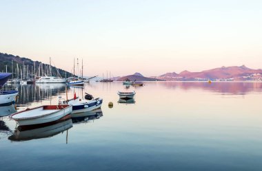 Ege Denizi 'nde güzel bir gündoğumu Adaları, dağları ve 