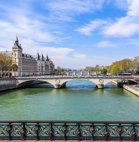 Hermoso paisaje urbano de París y puente Saint-Michel a través de Sein —  Fotos de Stock