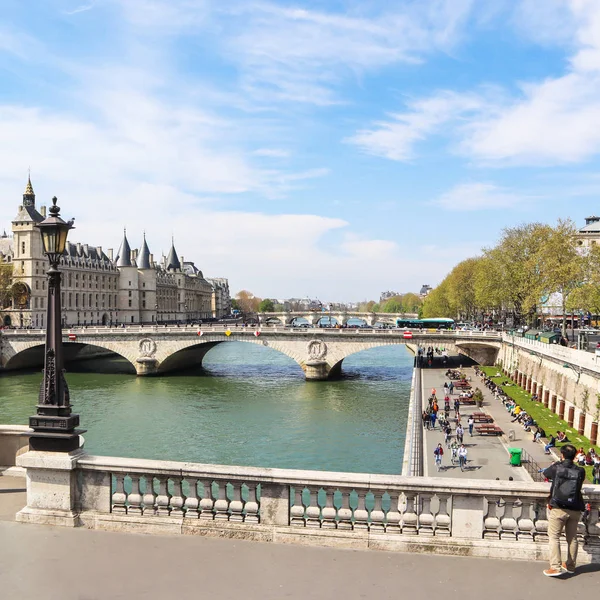 París / Francia - 06 de abril 2019: Paisaje urbano de París y Saint-Mic —  Fotos de Stock