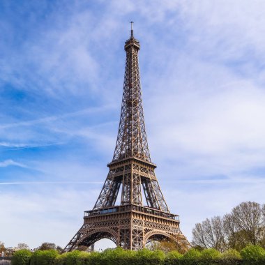 Paris Fransa'da Eyfel Kulesi bulutlar ile mavi gökyüzüne karşı. Nisan