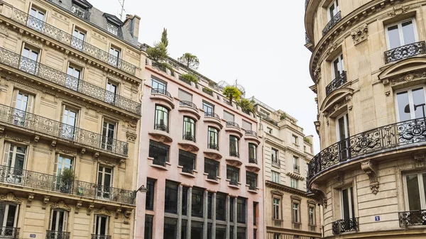 Architektura Paryża Francja. Fasada tradycyjnego mieszkania — Zdjęcie stockowe