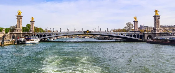 Zabytkowy most (Pont Alexandre III) nad Sekwaną w par — Zdjęcie stockowe