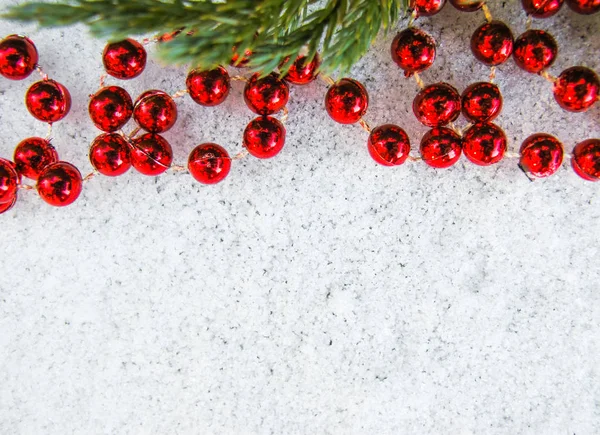 Red beads on fresh white snow. Background for Christmas and New — ストック写真