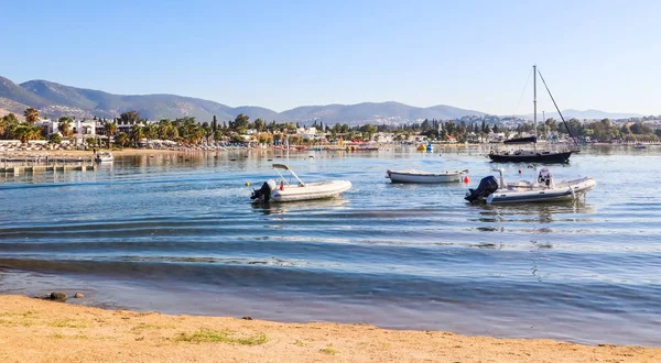 Όμορφος κόλπος με ήρεμα νερά, αμμώδης παραλία, βάρκες και γιοτ. ΣΜ — Φωτογραφία Αρχείου