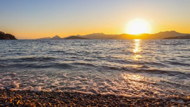 Akdeniz kıyısında güzel bir gün batımı Adaları ve Mou ile