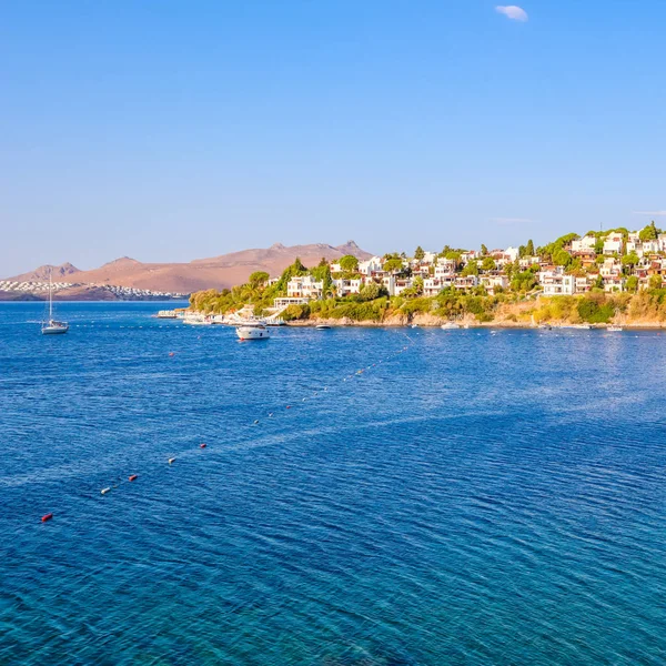 Costa do mar Egeu com água azul maravilhosa, natureza rica, ilhas, mo — Fotografia de Stock
