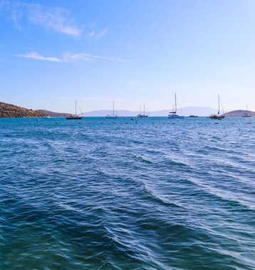 Fevkalade mavi suları, yatları, adaları ve ağıtları olan Ege kıyıları